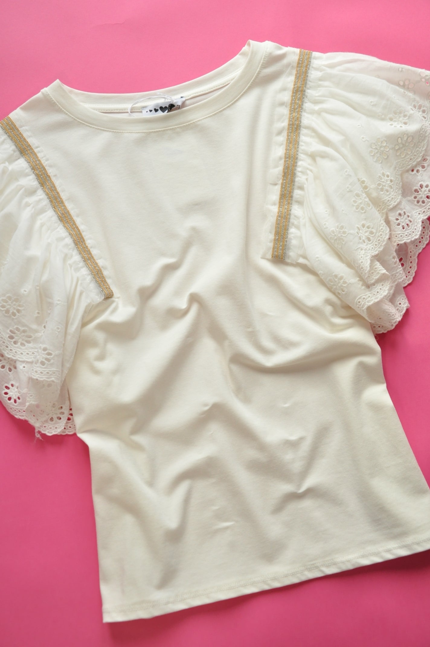 White straight-cut t-shirt with broiderie anglaise frilled sleeves