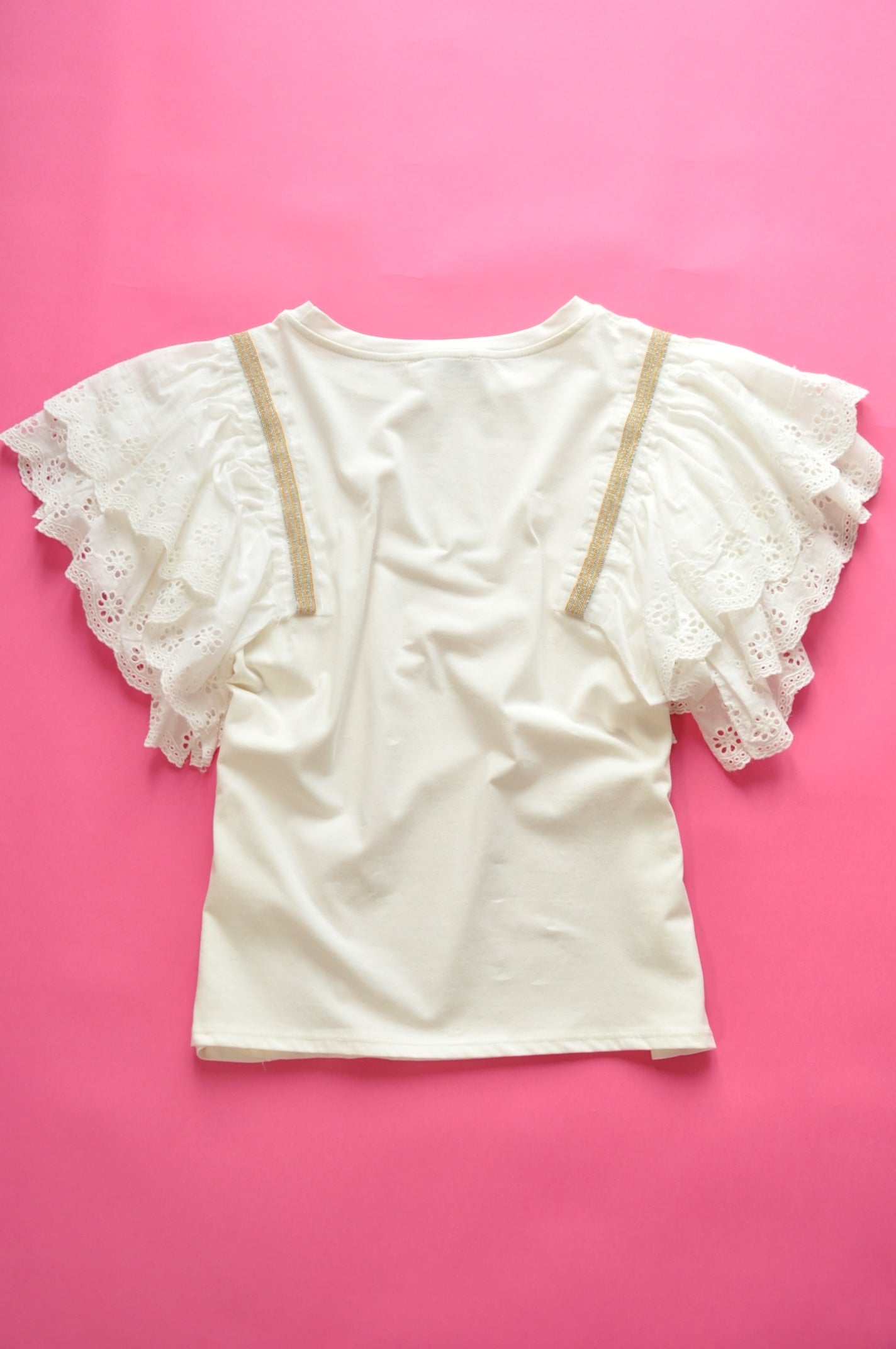 White straight-cut t-shirt with broiderie anglaise frilled sleeves