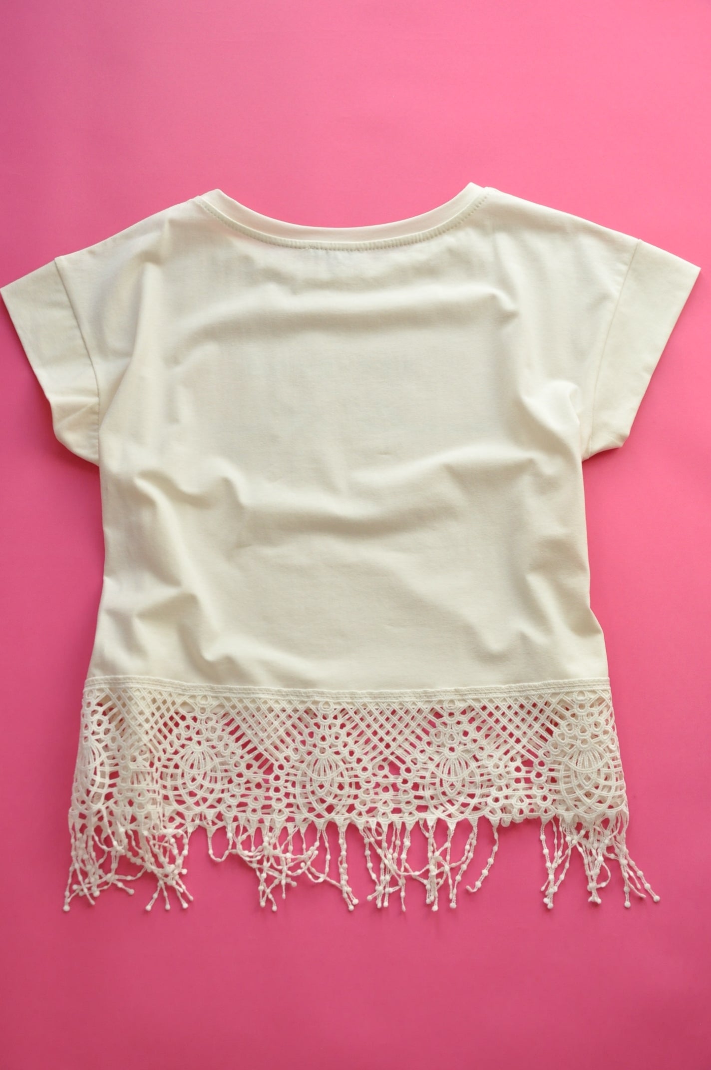 Ecru staright-cut t-shirt with pink PVC heart crochet and frills