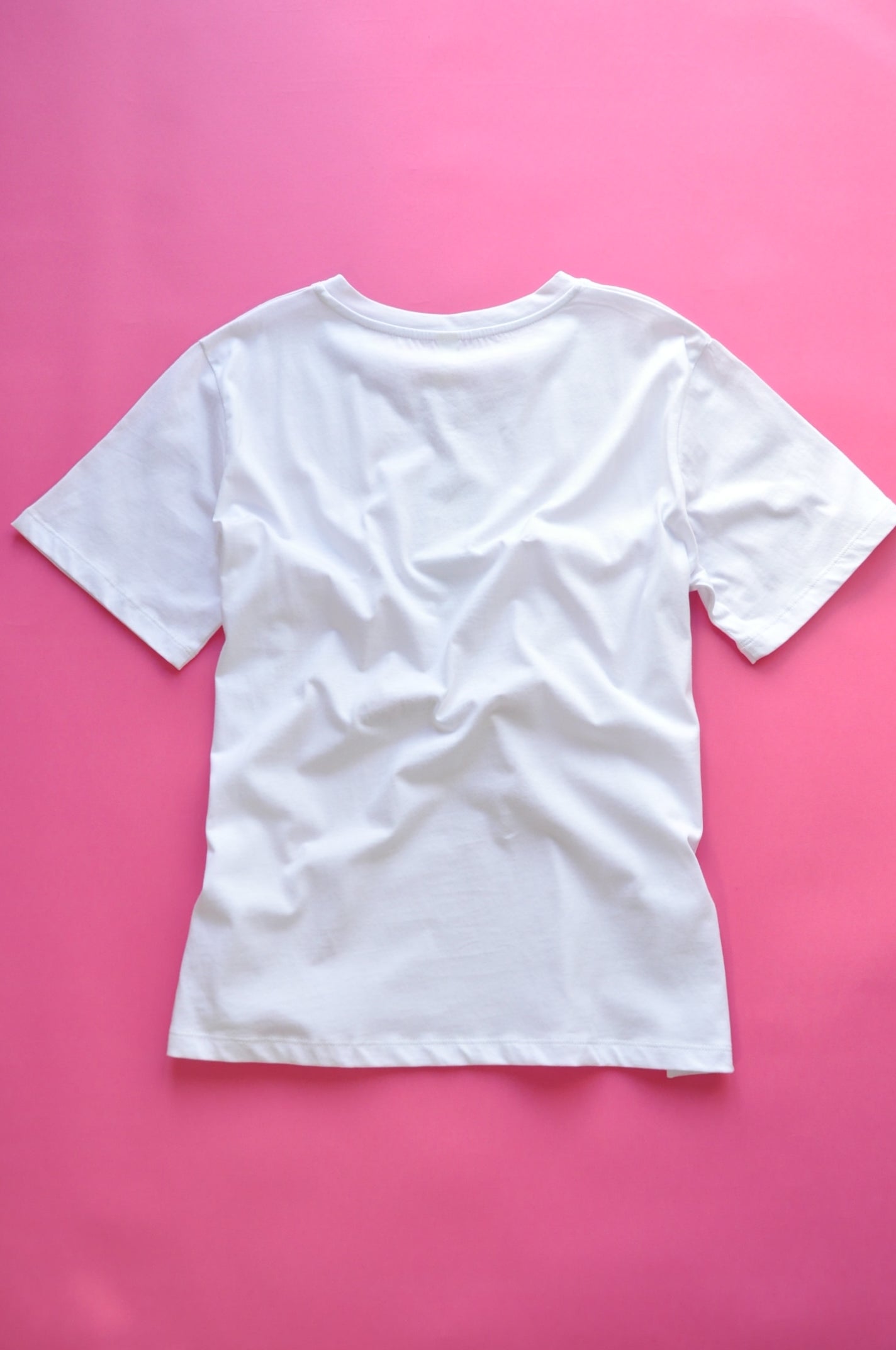 White straight-cut t-shirt with gleaming cherries