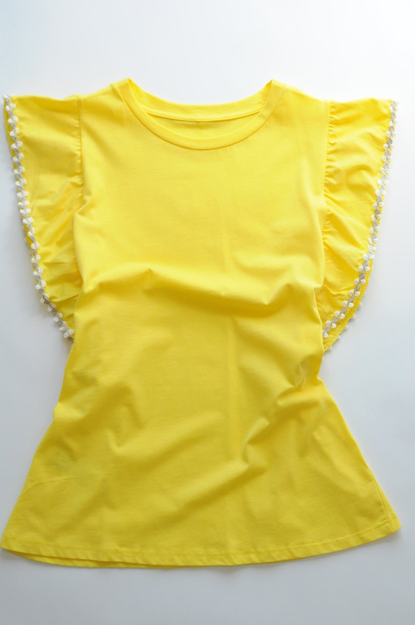 Yellow straight-cut t-shirt with frilled sleeves