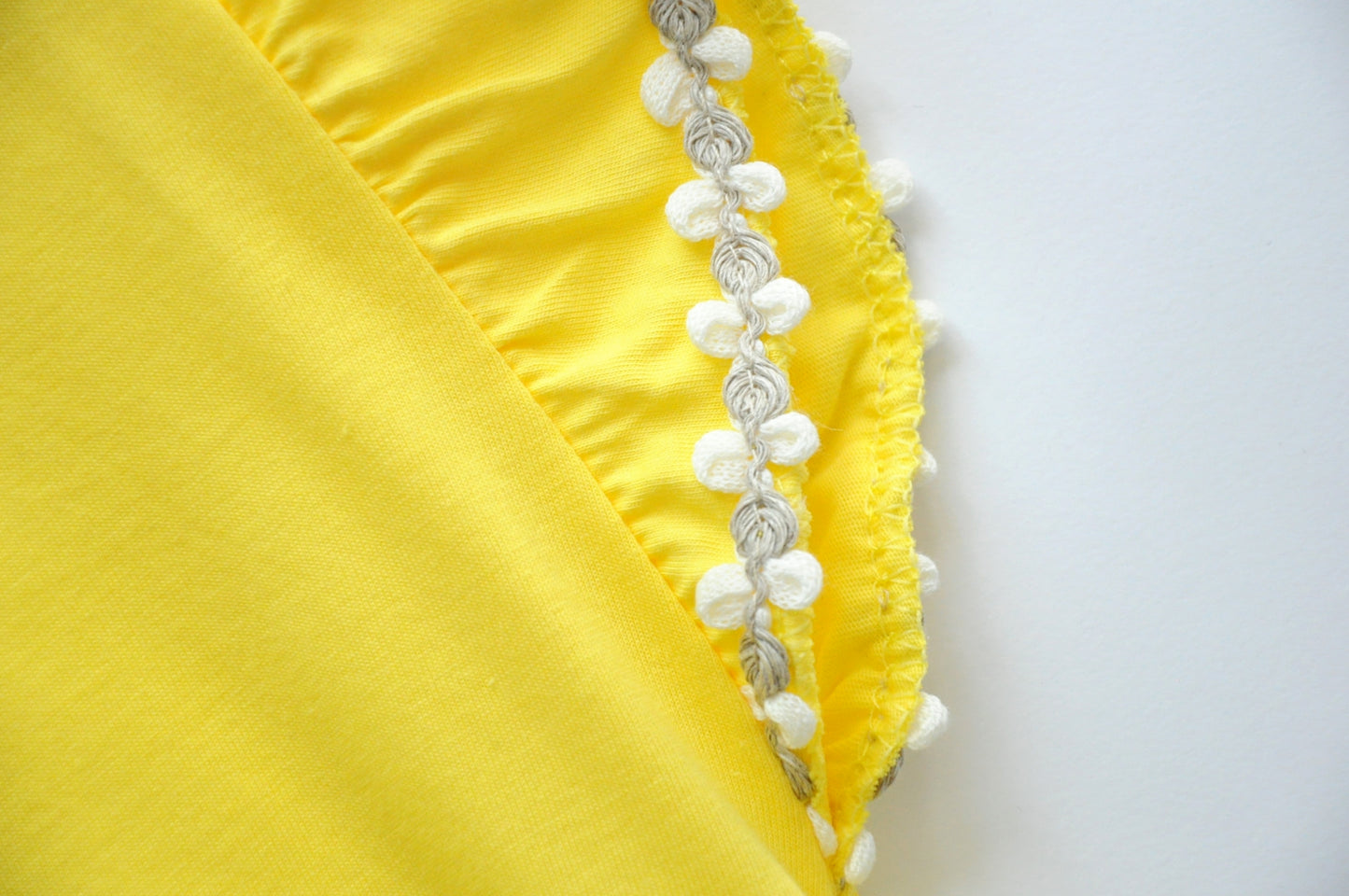 Yellow straight-cut t-shirt with frilled sleeves