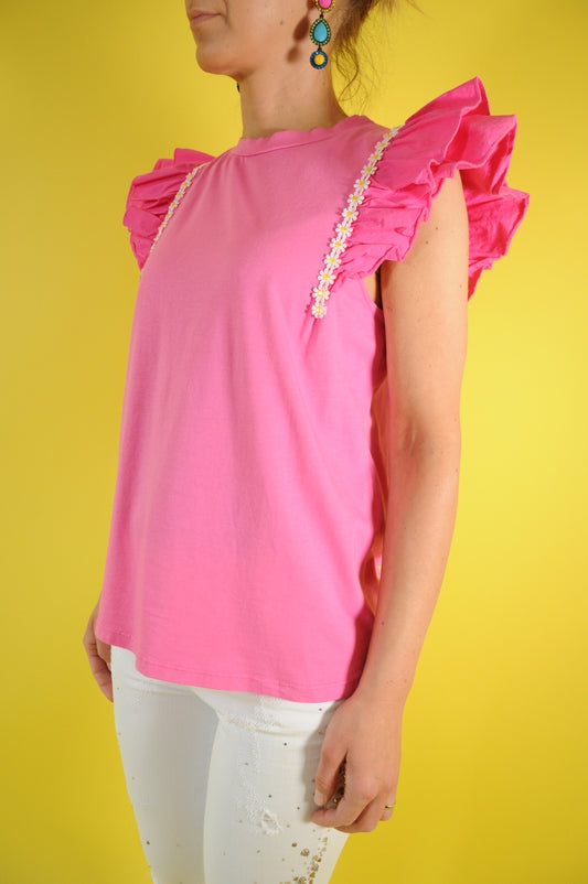 Pink straight-cut t-shirt with frilled sleeves