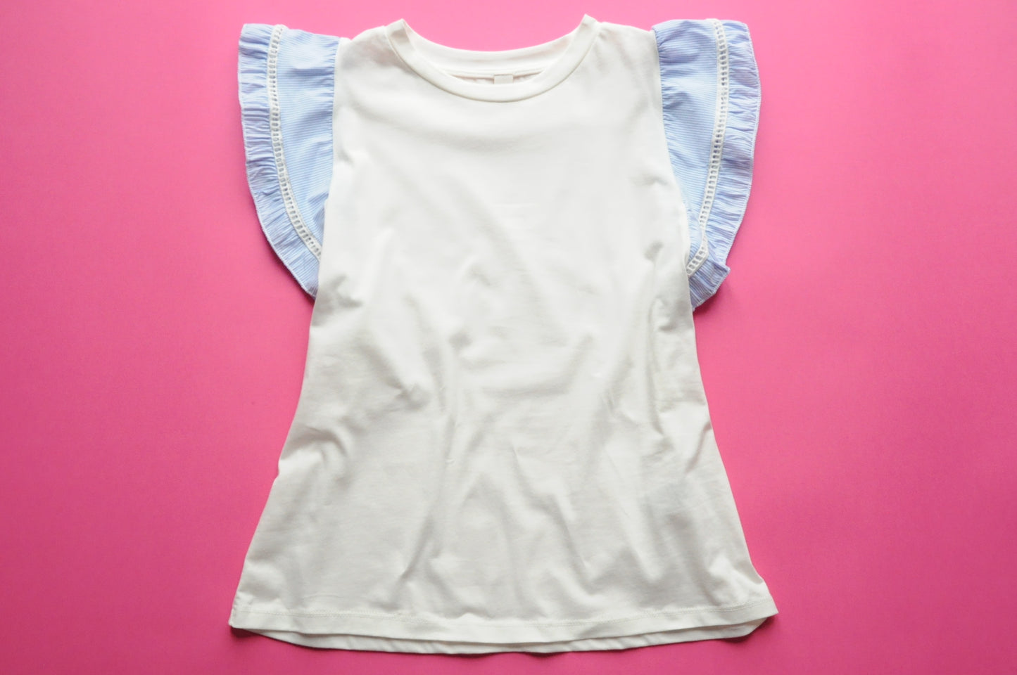 White straight-cut t-shirt with frilled baby blue sleeves