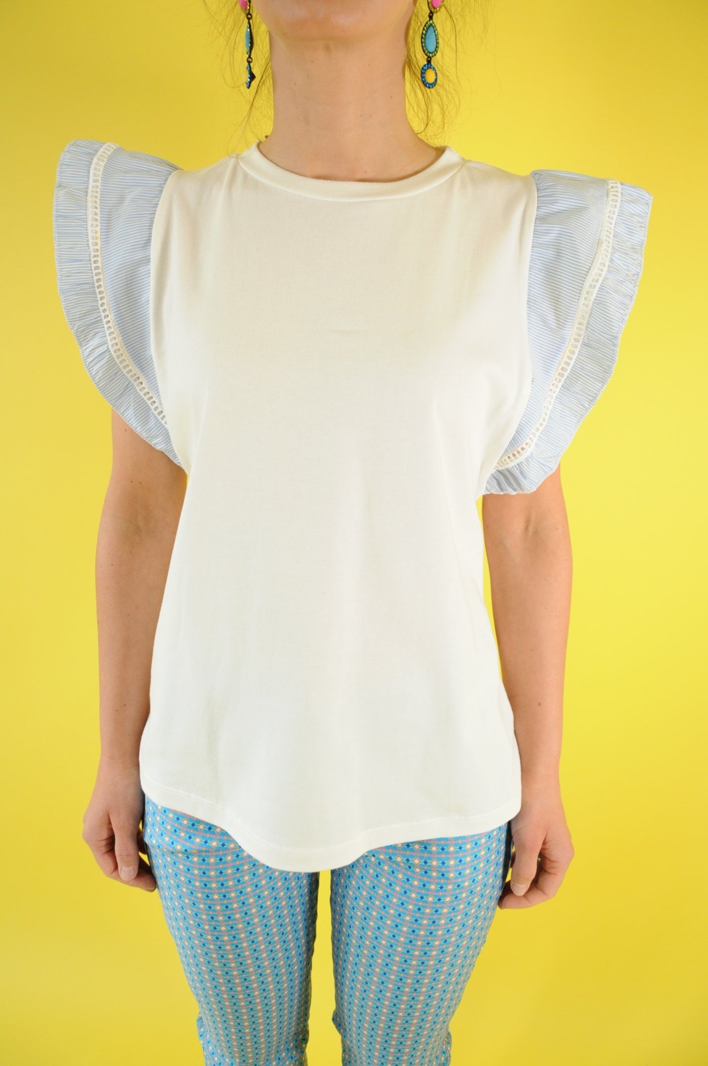 White straight-cut t-shirt with frilled baby blue sleeves