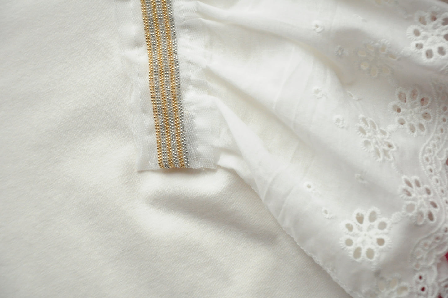 White straight-cut t-shirt with broiderie anglaise frilled sleeves