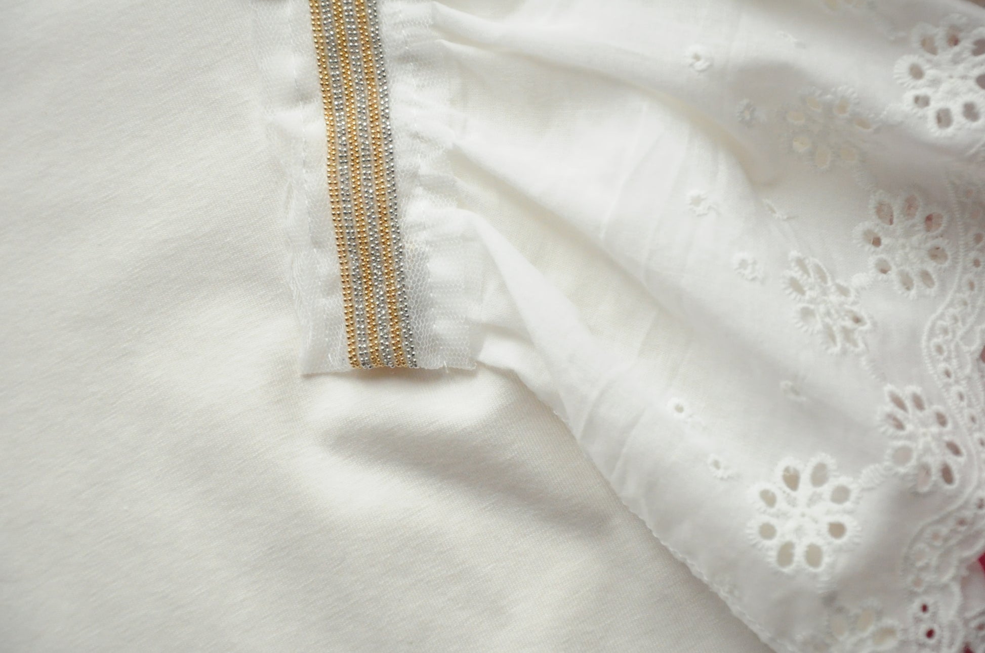 White straight-cut t-shirt with broiderie anglaise frilled sleeves